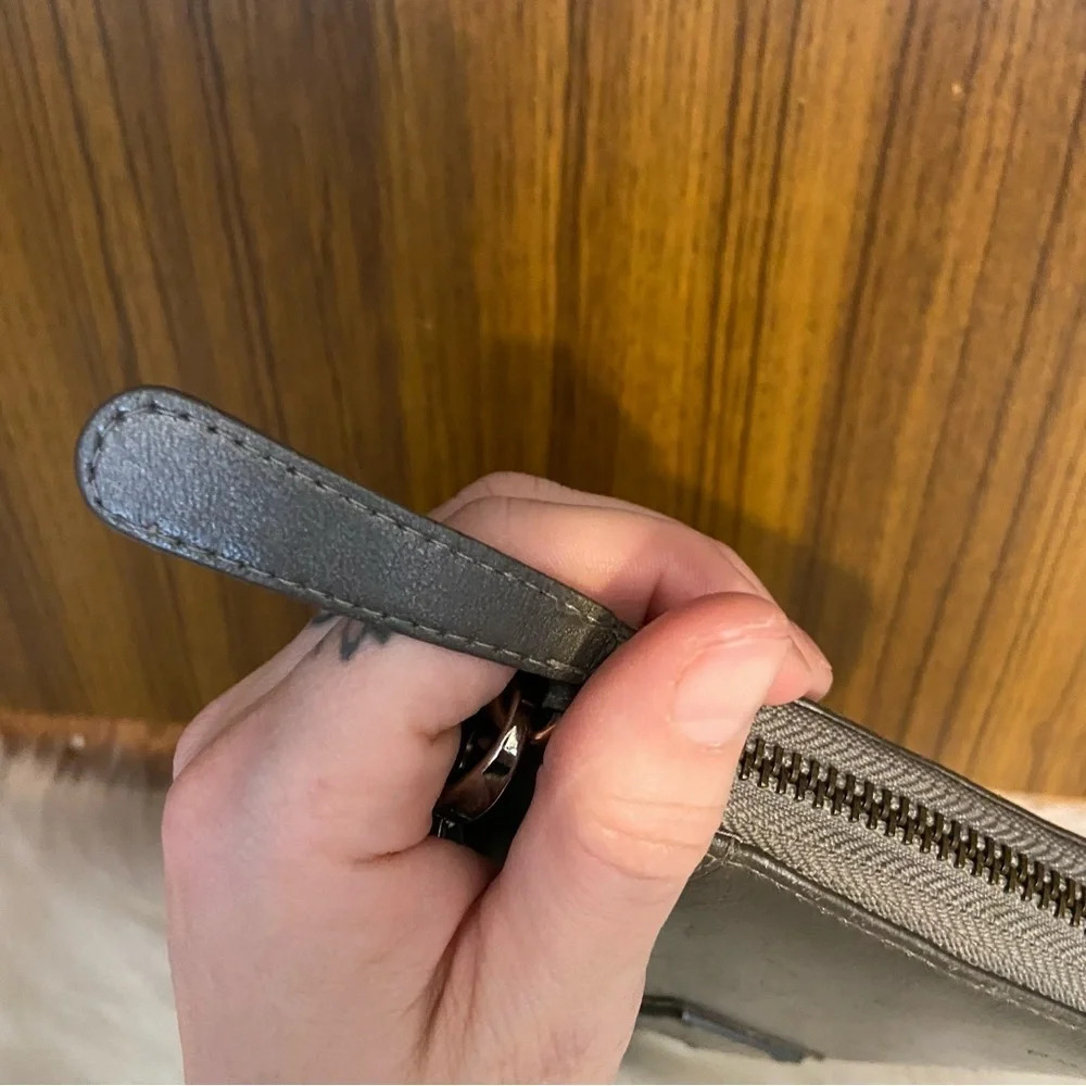 🛍️3/$30 Kenneth Cole  women’s metallic‎ wristlet wallet - Picture 8 of 13